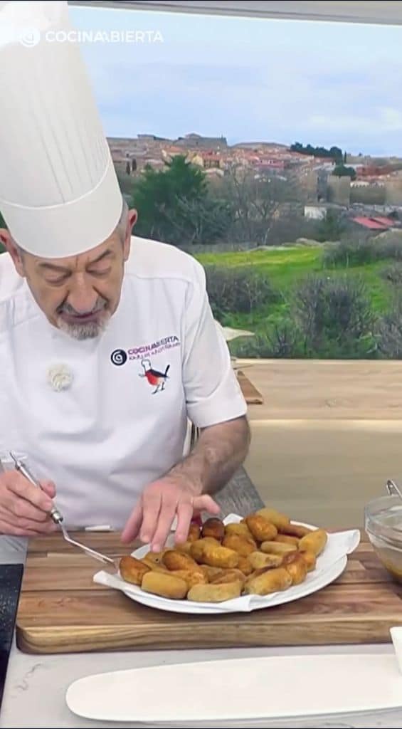 Karlos Arguiñano cocinando croquetas en su programa Cocina Abierta