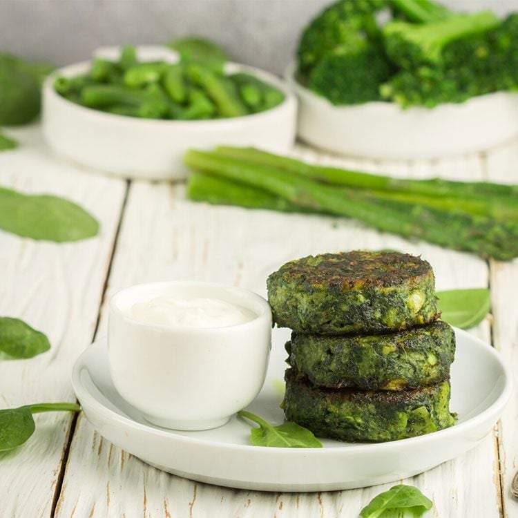 Tortitas de brócoli, judías verdes y espárragos verdes
