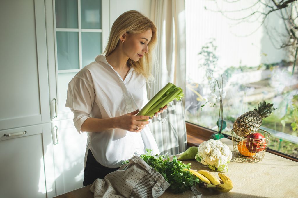Mujer con alimentación saludable