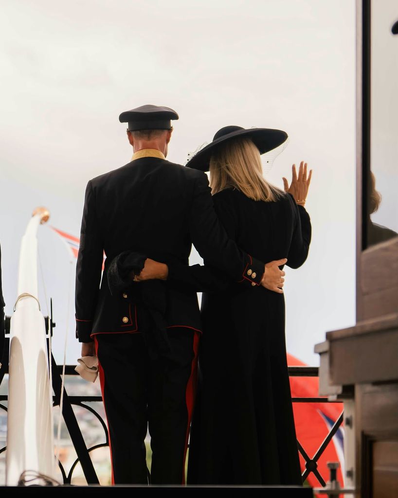 El saludo desde el balcón del Palacio Real