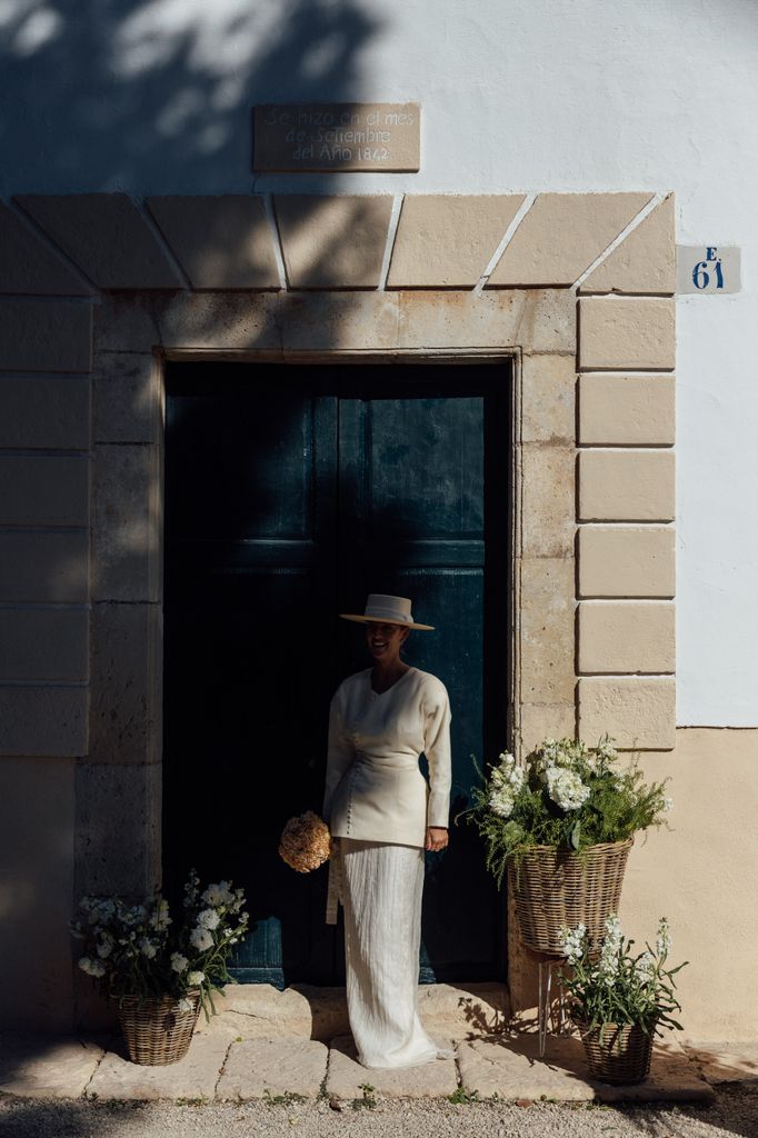 Vestido de novia de Toni Santón con chaqueta y sombrero cordobés