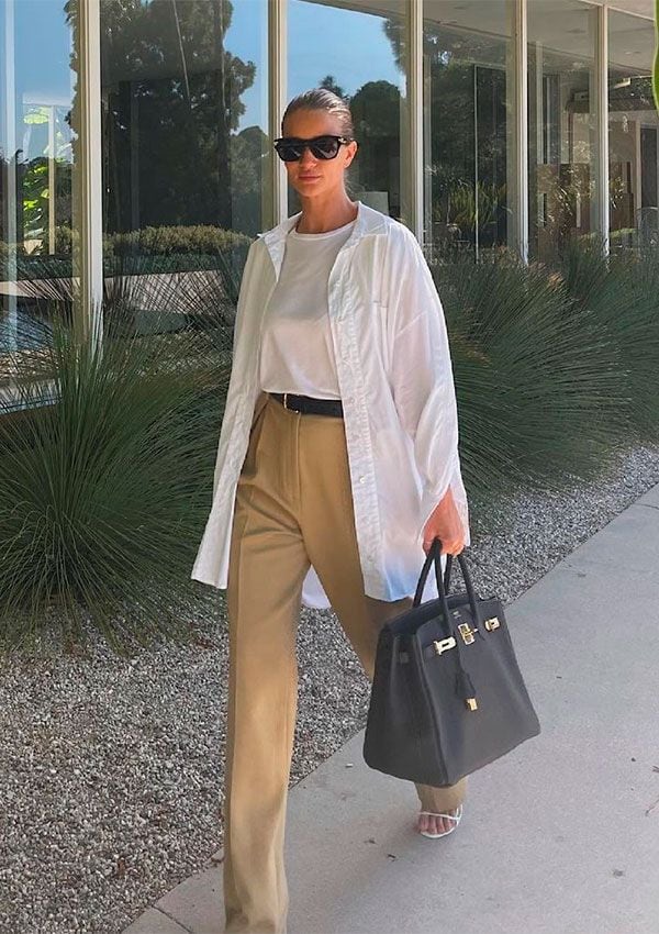 Rosie Huntington-Whiteley con camisa, camiseta blanca y pantalón sastre