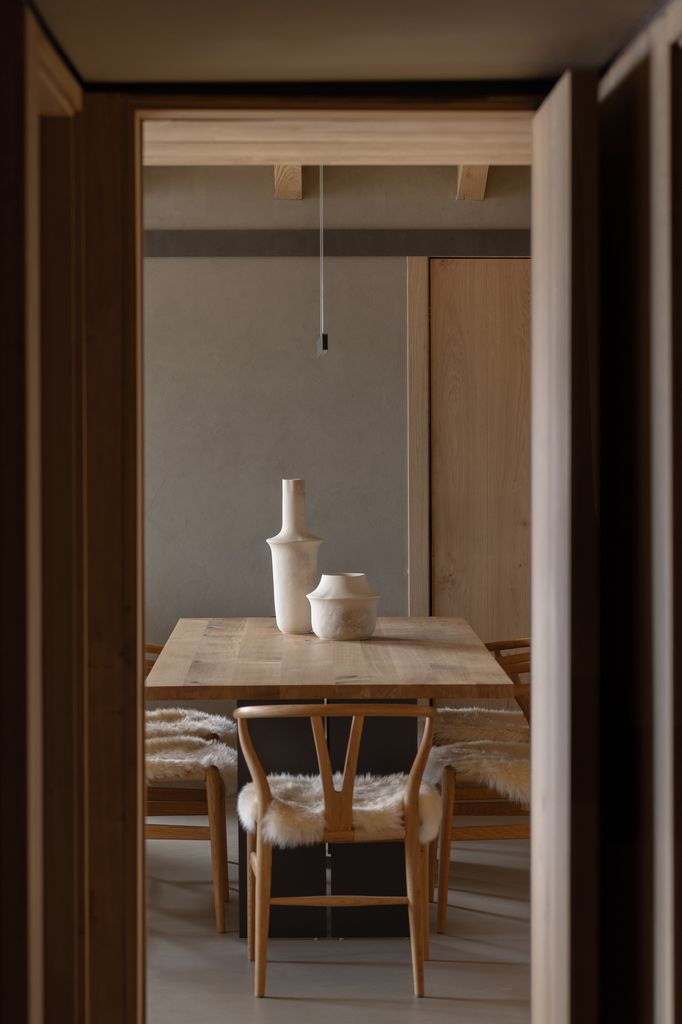 Comedor con jarrones artesanales. 