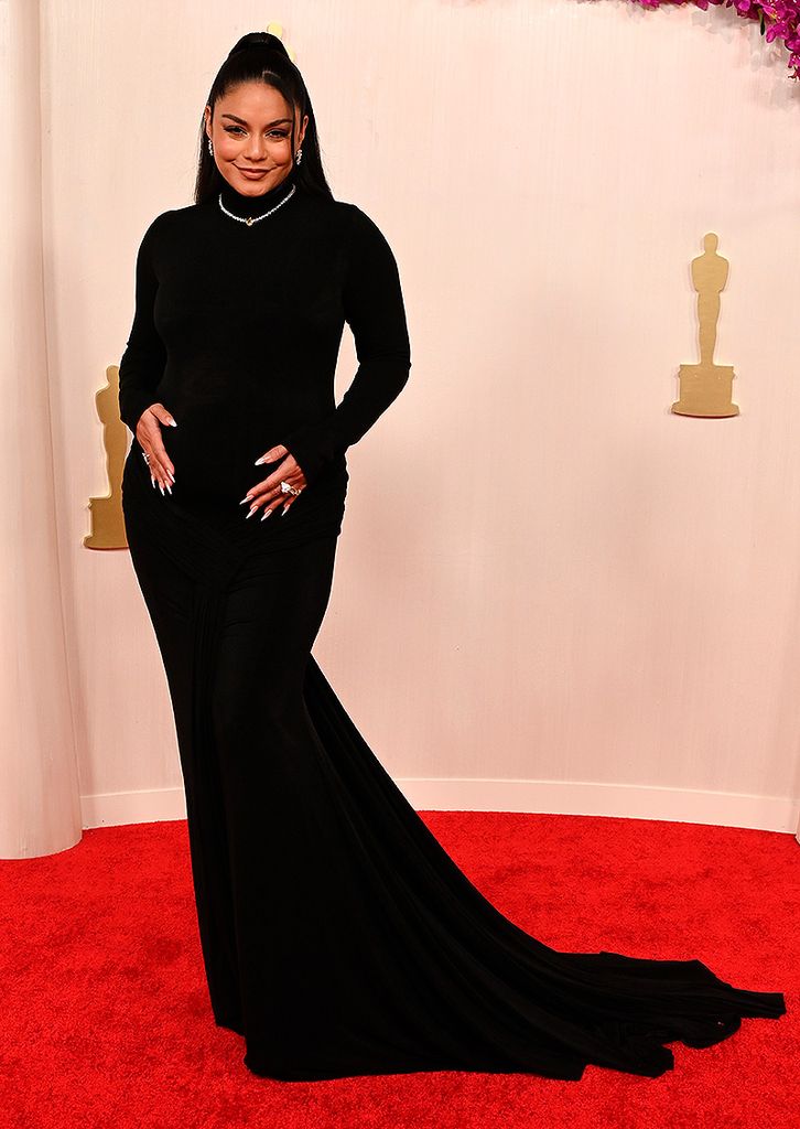 Vanessa Hudgens presumiendo de embarazo en los Oscar 2024