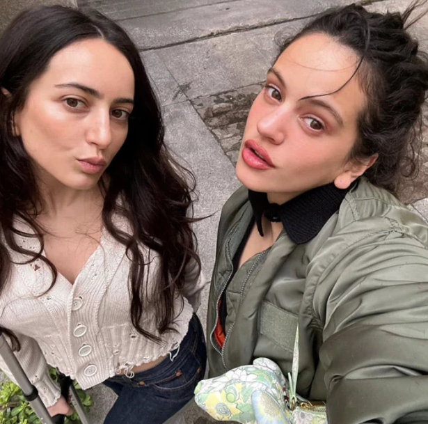 Selfie de Rosalía y su hermana Pilar