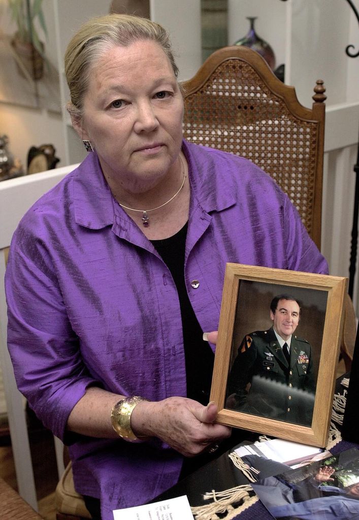 Susan Rescorla posa en su casa de Nueva Jersey junto a una fotografía de su marido, Rick Rescorla, héroe condecorado de Vietnam y jefe de seguridad de Morgan Stanley, que desapareció en el World Trade Center durante los atentados del 11-S y fue dado por muerto