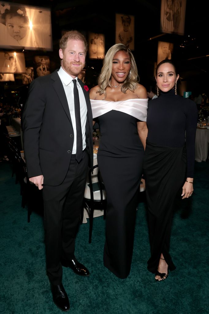 El príncipe Harry, Serena Williams y Meghan Markle en la gala Baby2Baby en West Hollywood, California, el 8 de noviembre de 2025