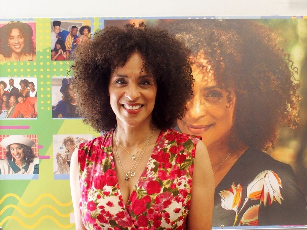 Karyn Parsons en un acto