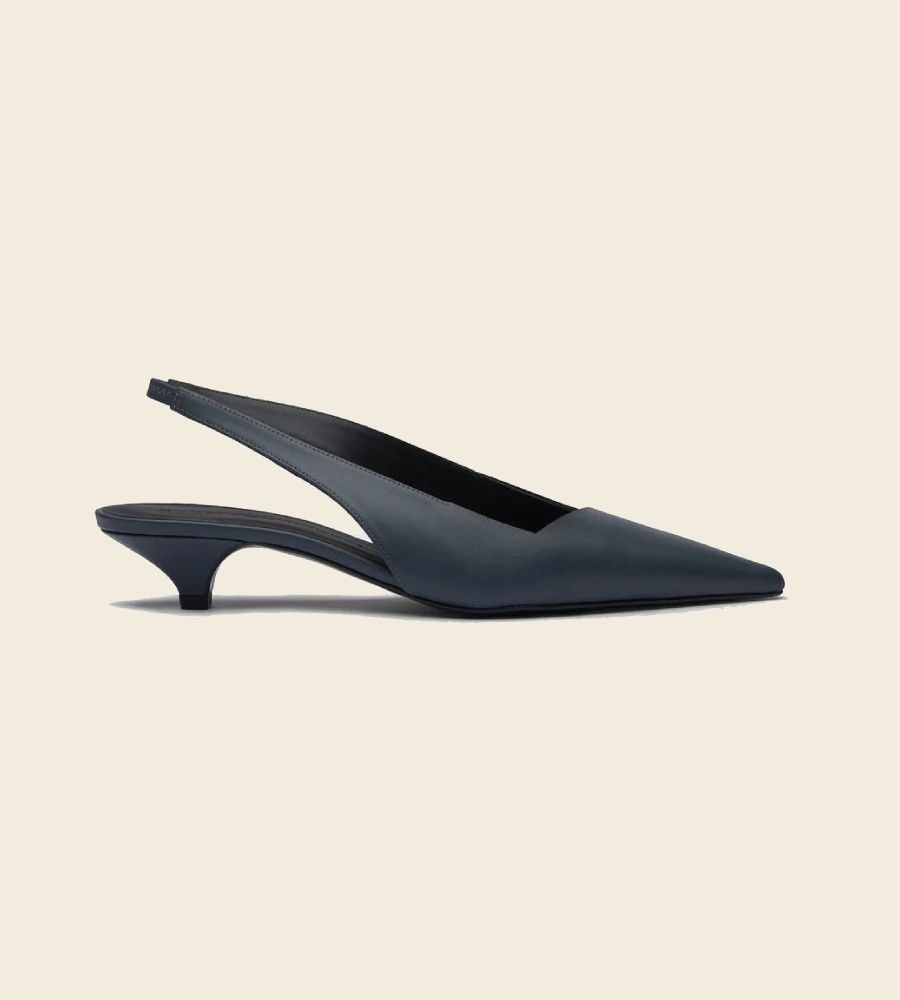 Zapato con tacón kitten en azul marino, de Adolfo Domínguez