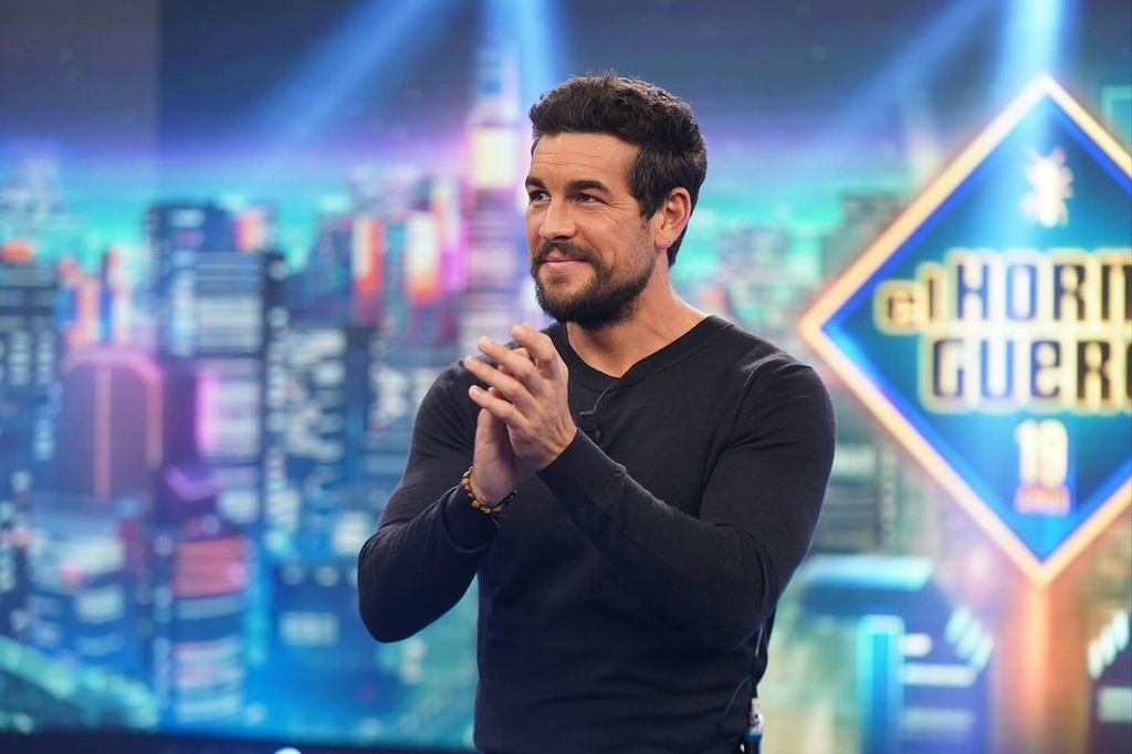 Plano medio de Mario Casas en El Hormiguero aplaudiendo