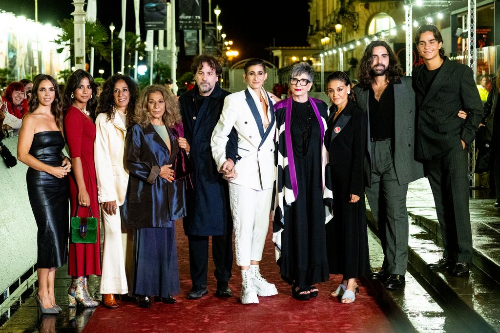 El clan Flores al completo: Elena Furiase, Lola Orellana, Rosario Flores, Lolita Flores, Isaki Lacuesta, Alba Flores, a guest, Guillermo Furiase y Pedro Antonio Lazaga 