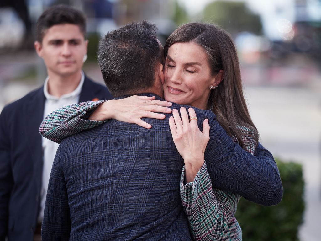 Alejandro Amenábar y la reina Letizia comparten un abrazo