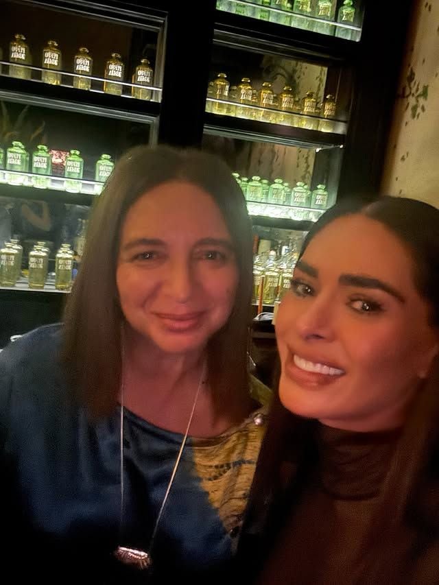 La actriz Maya Rudolph también estuvo presente en el evento y Galilea Montijo no perdió la oportunidad de posar junto a ella
