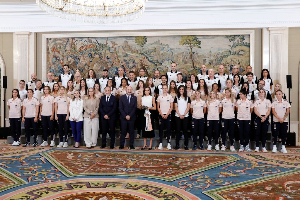 La reina Letizia con la selección femenina de futbol