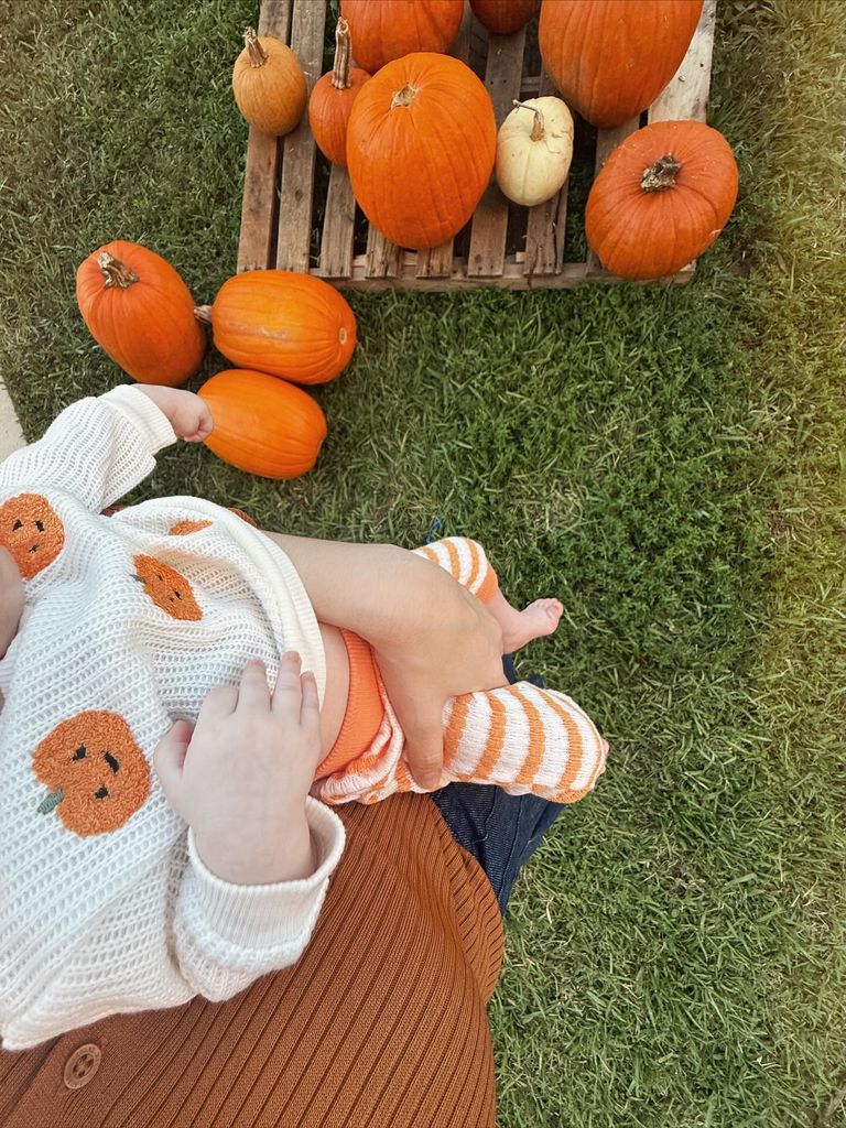La pequeña Eloísa lució un adorable atuendo perfecto para la temporada.