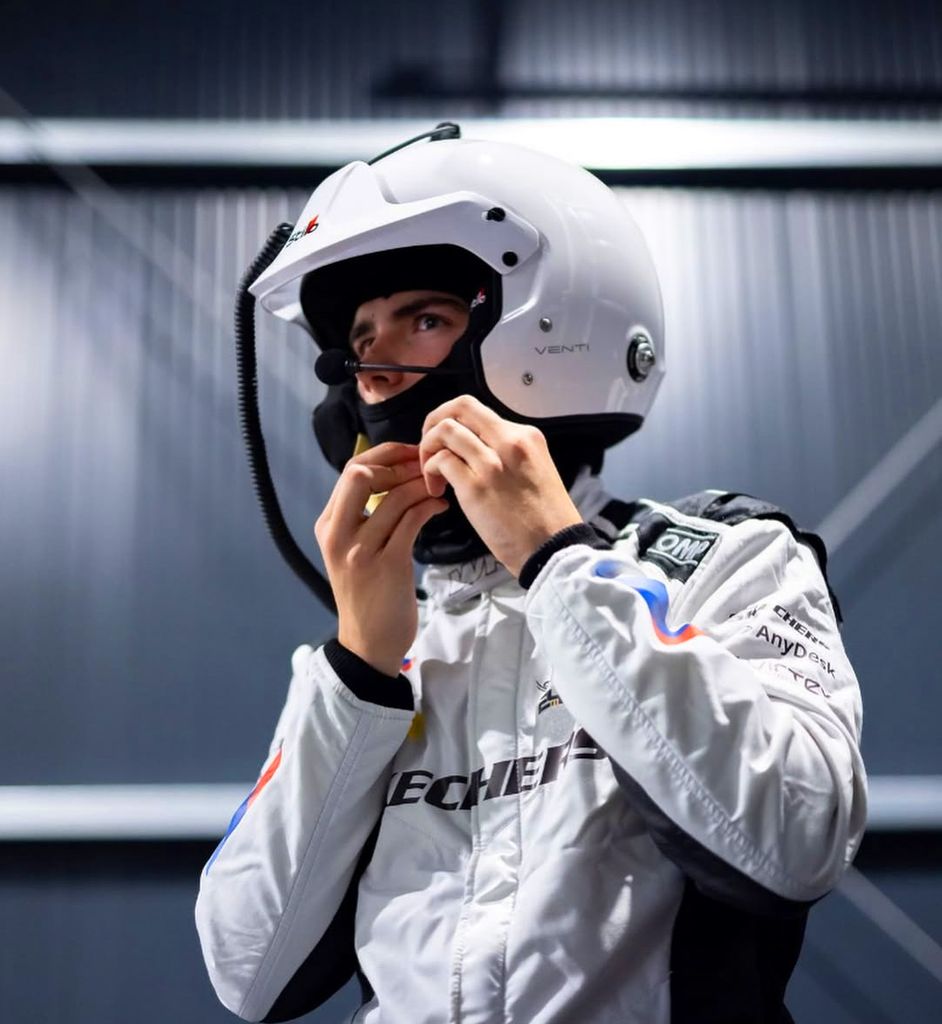 Aymeric de Bélgica, con el mono y el casco de piloto