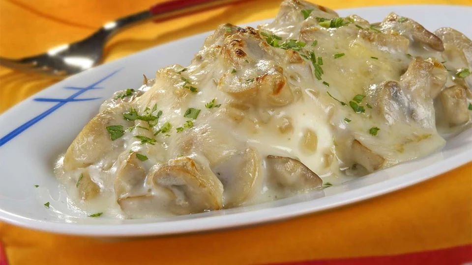 Huevos 'poché' al horno con champiñones y bechamel