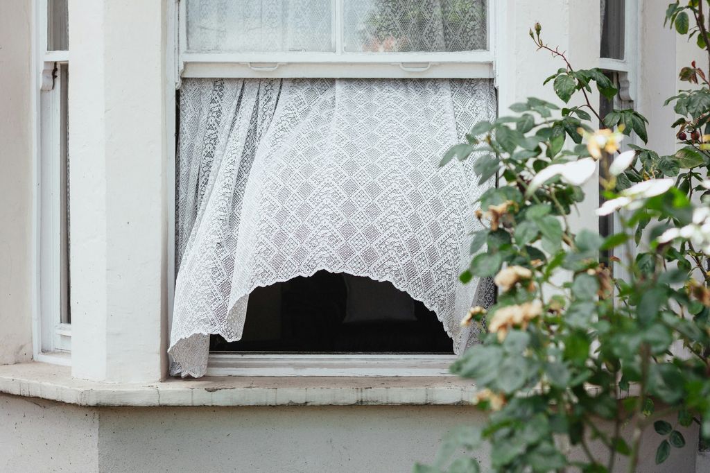 Abrir las ventanas con el aire acondicionado en marcha obliga al aparato a consumir mucha más electricidad para compensar la entrada de aire caliente