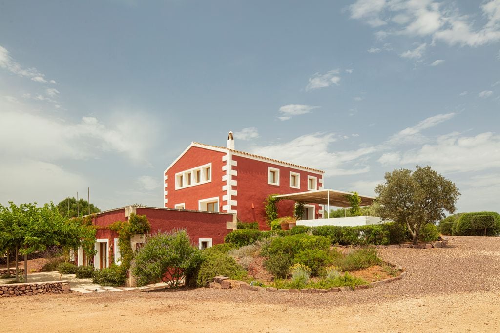Casa unifamiliar con porche y fachada roja