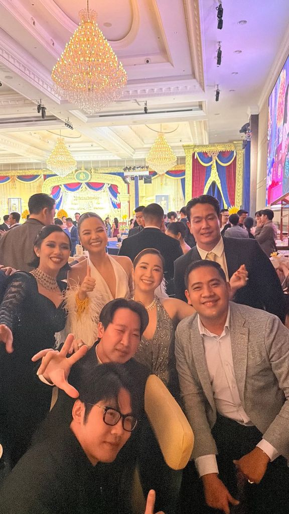 La novia posa con algunos de los invitados luciendo un nuevo vestido