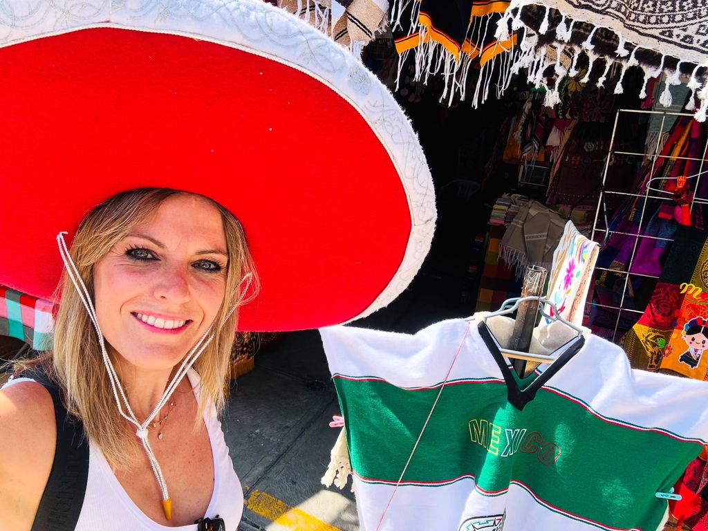 Andrea Ropero disfrutando de la cultura mexicana en su espectacular viaje con Iñaki López
