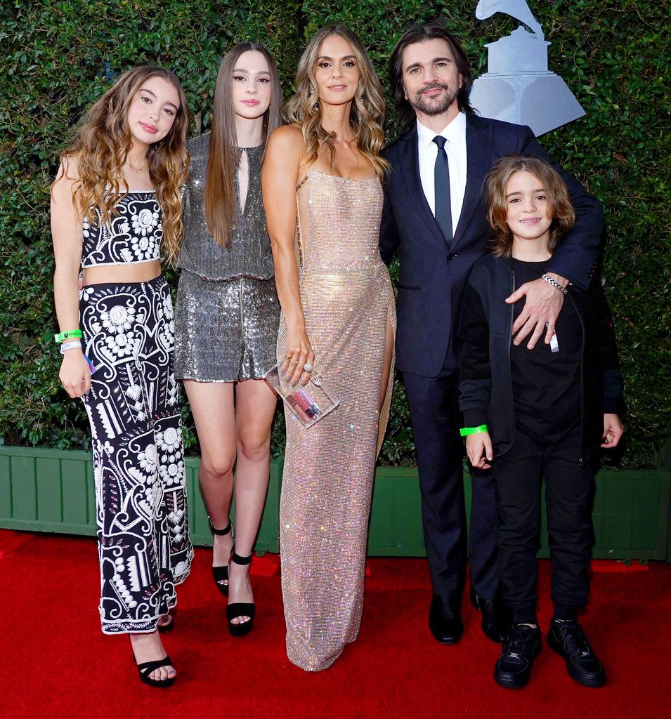 Juanes y Karen Martínez con sus hijos Luna, Paloma y Dante en los Latin Grammy 2019 en Las Vegas