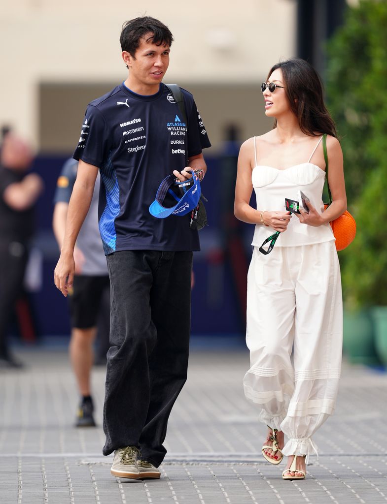 Alex Albon y su novia, Lily Muni He, antes de los entrenamientos en el Gran Premio de Abu Dabi (5 de diciembre de 2025).