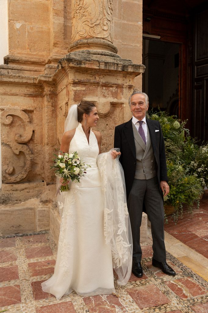 La novia, con un precioso vestido de Navascués, antes de entrar en la iglesia con su padre