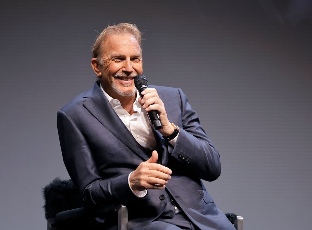 Kevin Costner estaría muy feliz con su nueva relación amorosa.