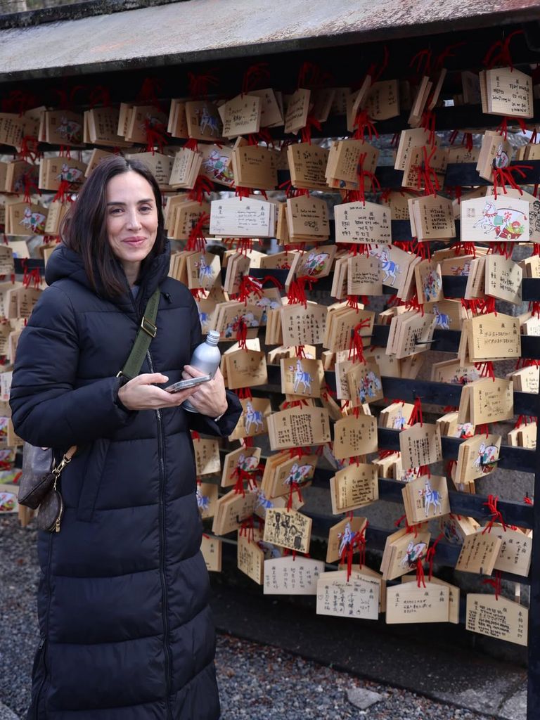 Tamara junto a unos Ema, "pequeñas tablillas de madera típicas de Japón donde escribimos nuestros deseos"