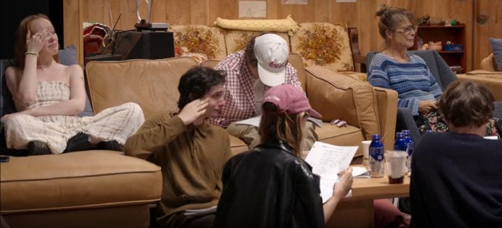 El elenco de 'Stranger Things' leen emocionados el guion del último episodio