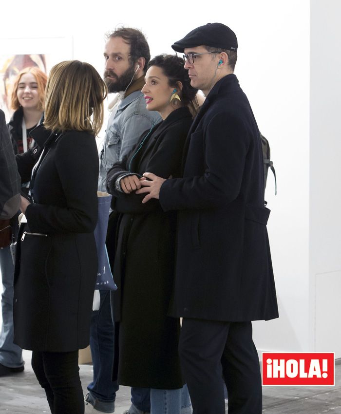 Pedro Alonso con su novia en ARCO