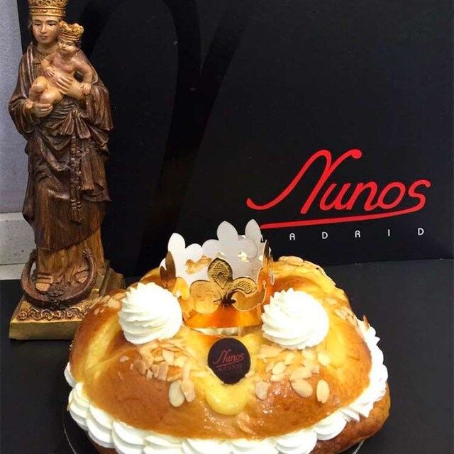 Corona de La Almudena rellena de nata montada