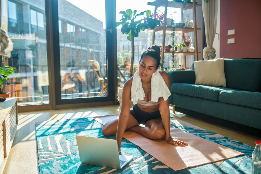 Mujer haciendo ejercicio en casa 