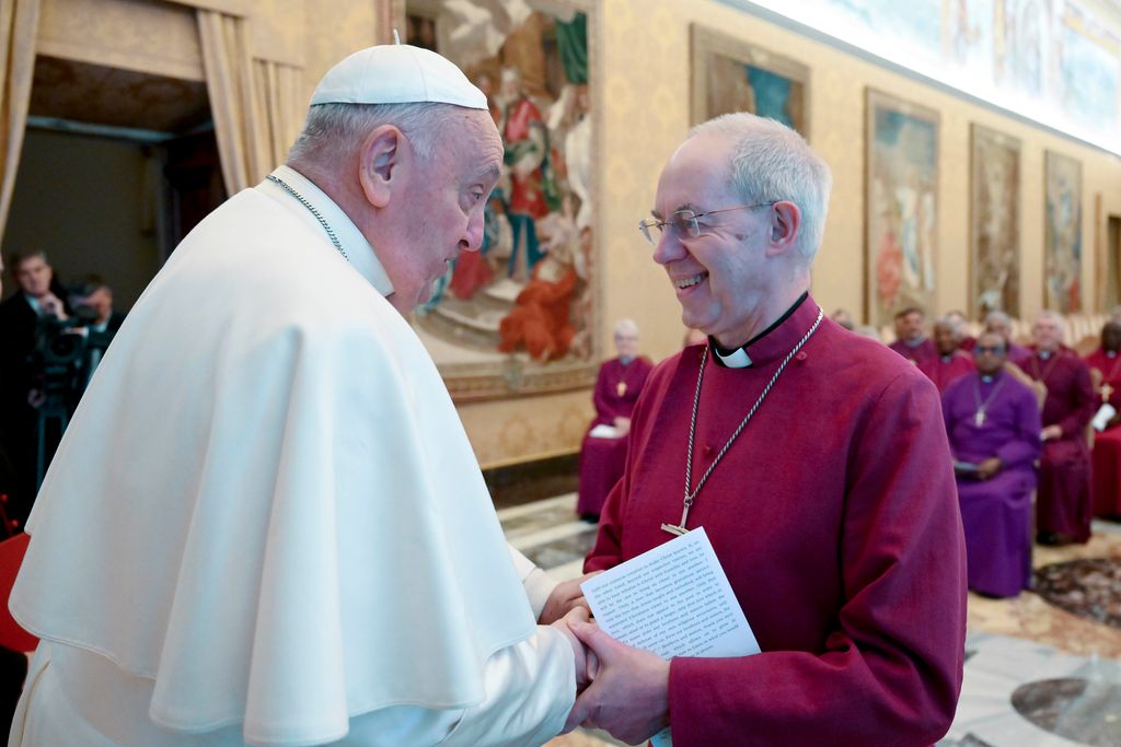 Plano medio de Justin Welby saludando al papa Francisco