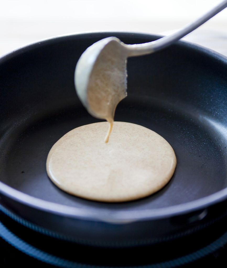 Haciendo pancakes.
