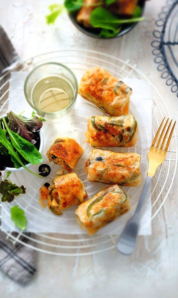 Rollitos brik rellenos de bacalao, huevo y aceitunas