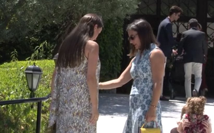 María Pombo y sus hermanas se coordinan en el bautizo de su hija Mariana: plisados, estampados bohemios y bordados metalizados