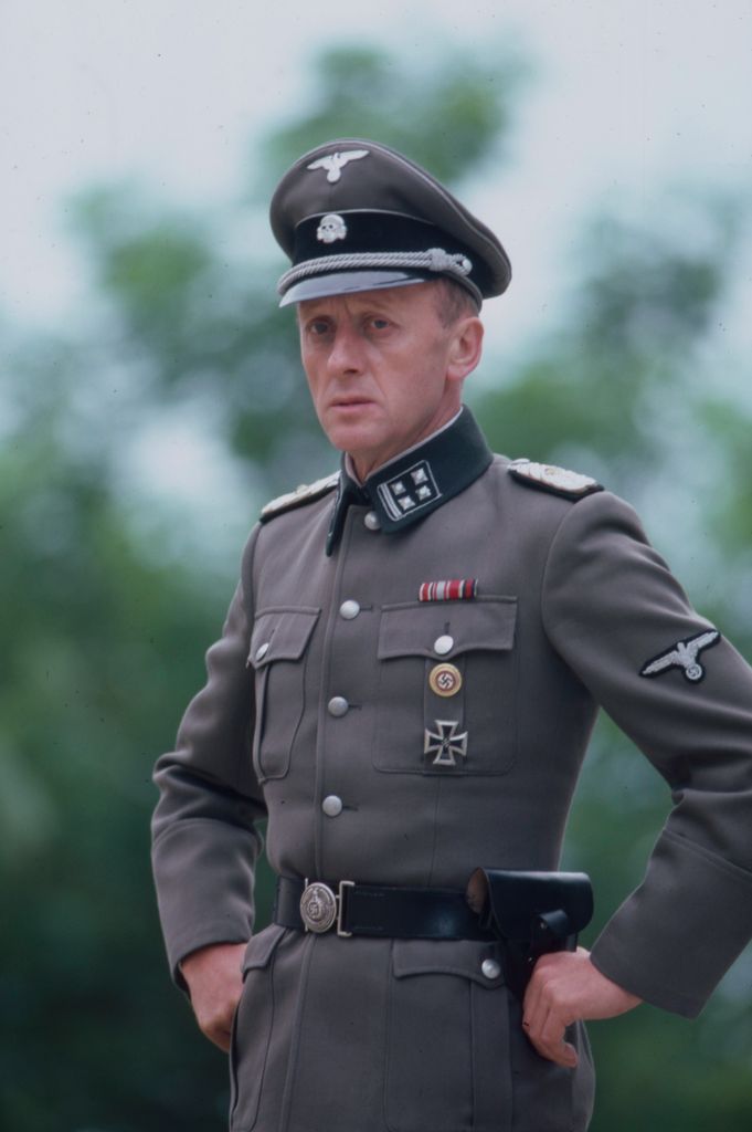 Kenneth Colley en foto promocional para la miniserie de ABC War and Remembrance