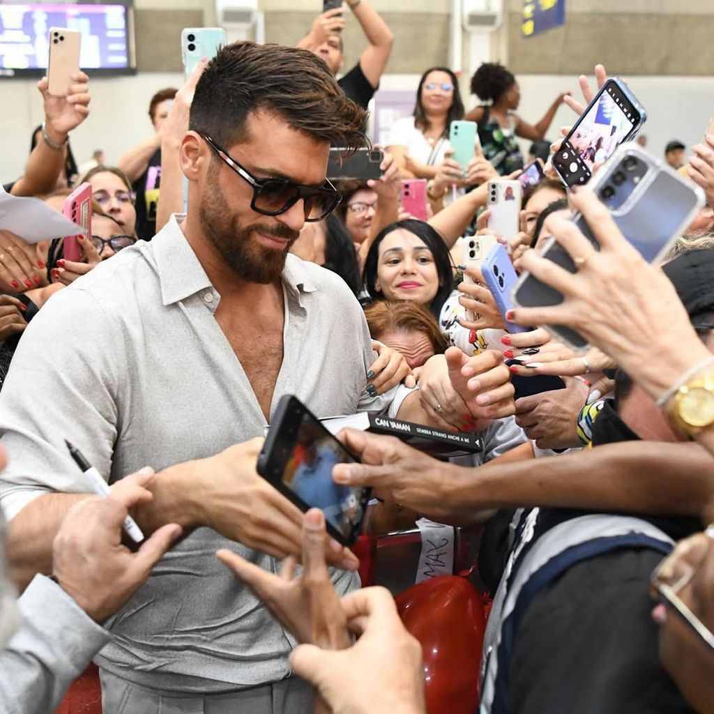 Can Yaman a su llegada al aeropuerto de Río de Janeiro
