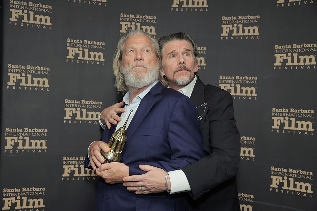 Jeff Bridges entregó el premio a Ethan Hawke