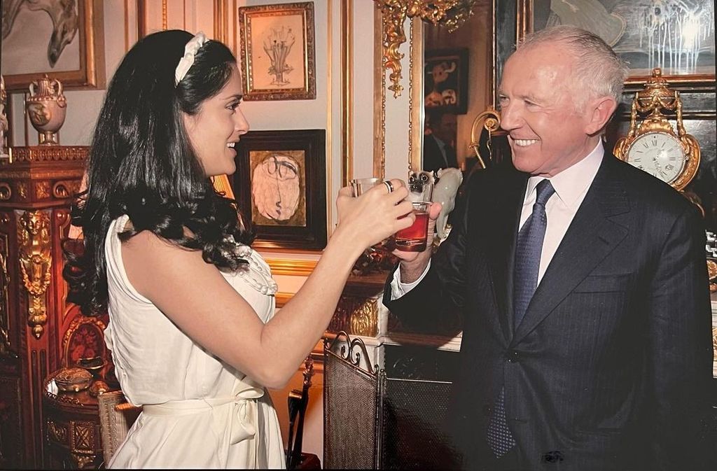 Cada año, Salma se toma el tiempo de felicitar a su suegro en redes sociales