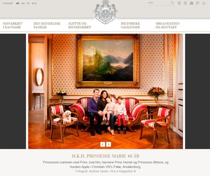 Imagen de la página web de la Casa Real danesa con una instantánea de Marie y Joaquín de Dinamarca con sus hijos y su mascota. Fotografía: Andrea Savini
