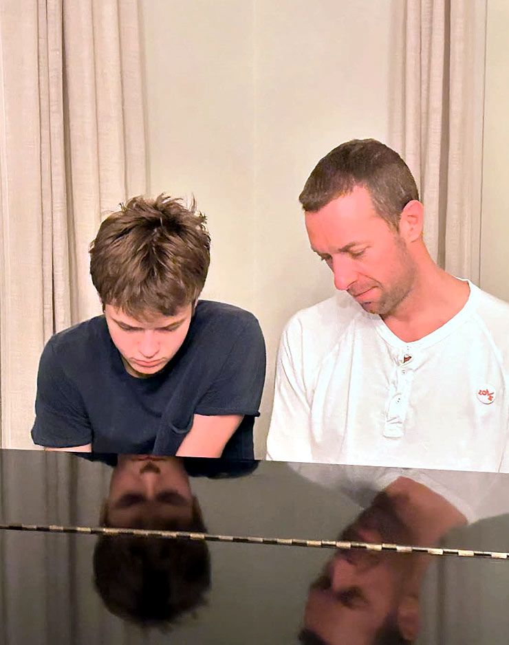 Chris Martin le ofrece consejos de música a su hijo Moses