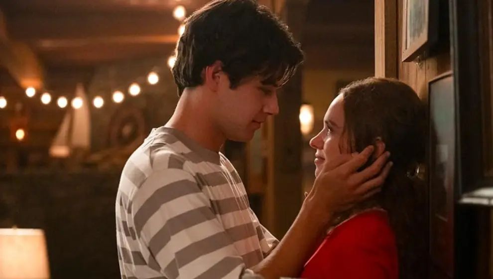 Sadie Soverall y Matt Cornett como Percy Sam en 'Todos nuestros años'
