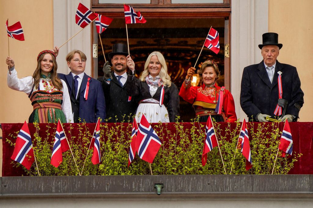 De izquierda a derecha: el rey Harald V de Noruega, la reina Sonja, la princesa heredera Mette-Marit, el príncipe de Noruega, el príncipe Sverre Magnus y la princesa Ingrid Alexandra en la celebración de la Constitución de Noruega en Slottsplassen, en Oslo, en mayo de 2021.