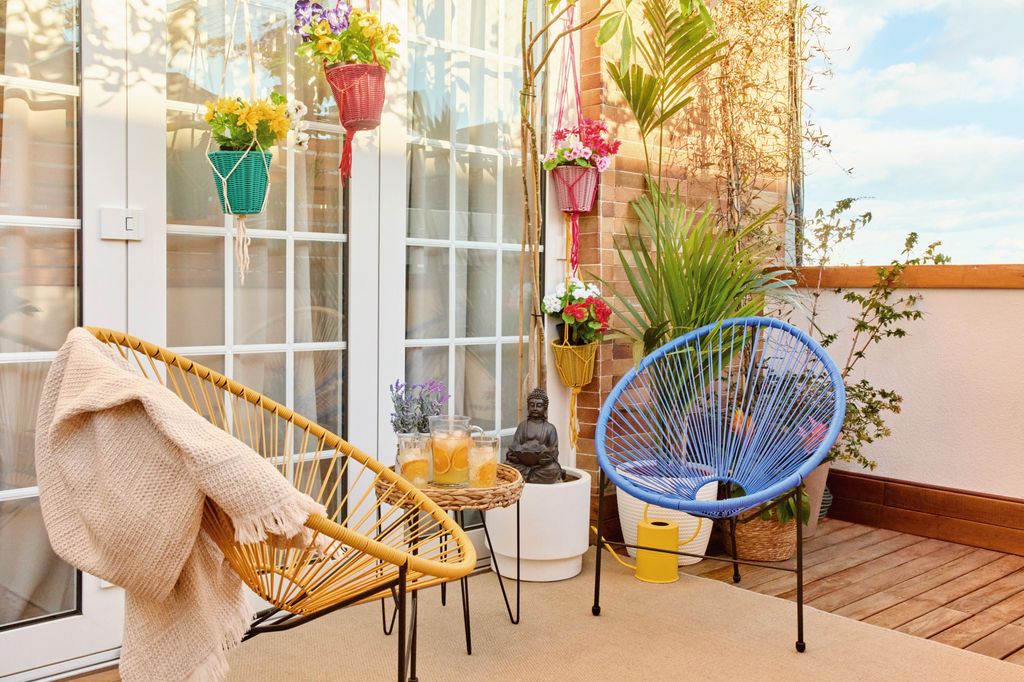 Terraza con sillas de colores y macetas a juego