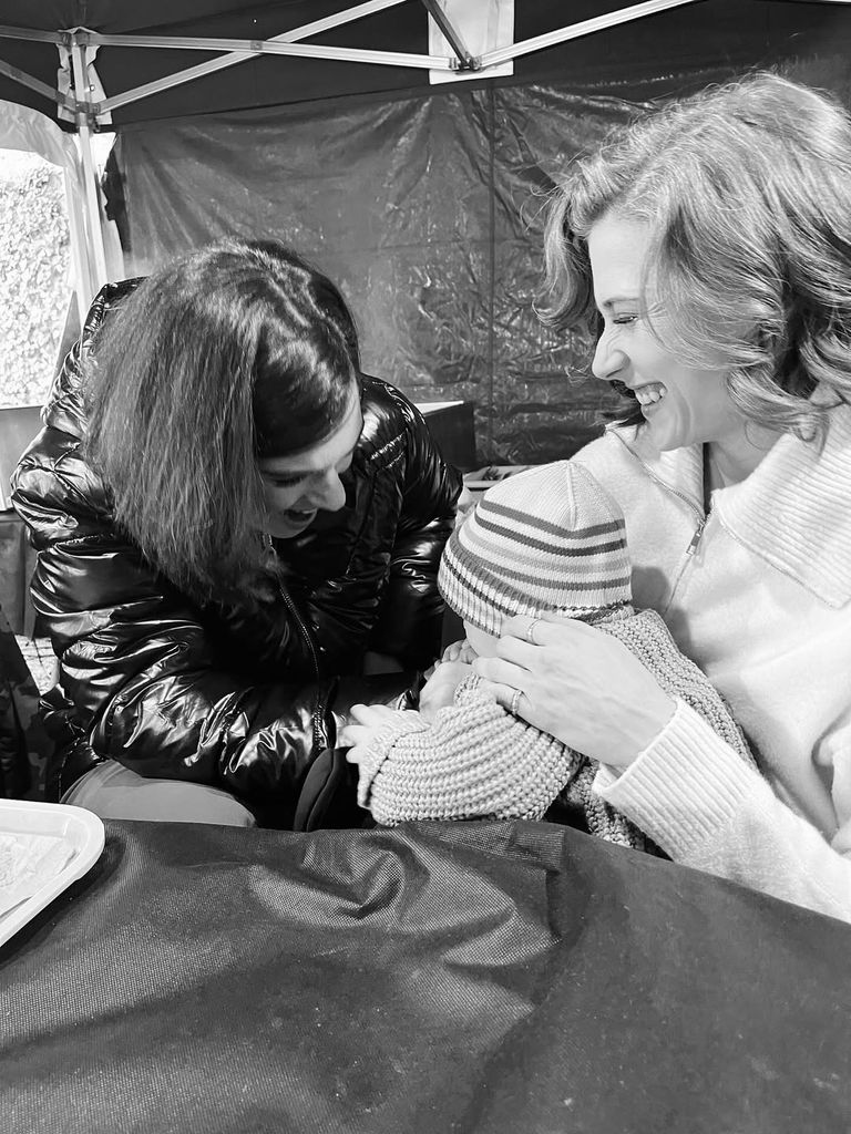 Marta Belmonte y Alba Brunet juegan con Rai, el bebé de esta última