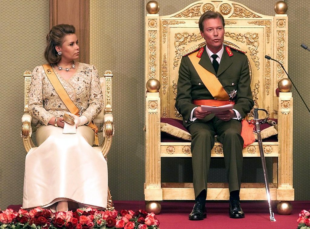 07 October 2000: el príncipe Enrique se convierte en Gran Duque de Luxemburgo tras la abdicación de su padre