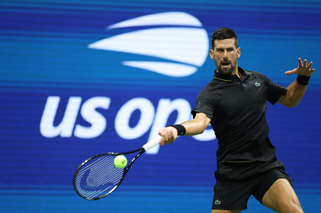 Novak Djokovic apostó por un conjunto monocromático negro en el US Open.
